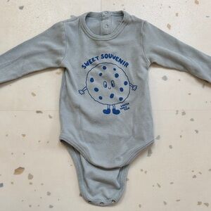 TINYCOTTONS Sweet Souvenir Gray Kids Onesie. EUC. Size 9M